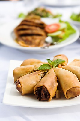 포토 JPG 그릇 식기 접시 음식 백그라운드 채소 요리 근접촬영 사람없음 아웃포커스 장식 튀김 만두 국내포토 뷰포인트 촬영기법 파일형식