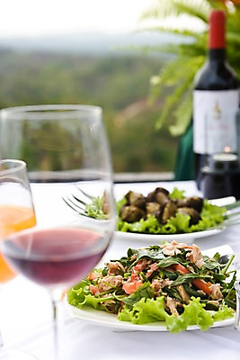 포토 JPG 주간 해외풍경 해외 아시아 음식 와인잔 태국 탁자 요리 풍경 사람없음 야외 아웃포커스 식당 와인 샐러드 준비 치앙라이 국내포토 자연요소 나라 가구 술잔 주류 촬영기법 상점 파일형식