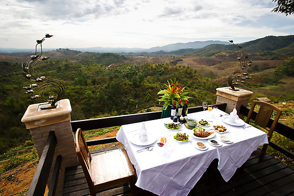 포토 JPG 주간 나무 식물 해외풍경 해외 아시아 음식 의자 태국 자연 탁자 요리 풍경 사람없음 야외 식당 와인 꽃병 샐러드 준비 치앙라이 국내포토 자연요소 꽃 나라 가구 주류 상점 생태계 파일형식