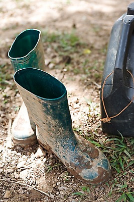 포토 JPG 주간 해외풍경 해외 아시아 생활용품 신발 태국 장화 풍경 사람없음 야외 농장 흙 시골 풀 잡초 지저분함 한켤레 고무 땅바닥 치앙라이 국내포토 자연요소 식물 1 나라 농업 바닥 감각 오브젝트 파일형식