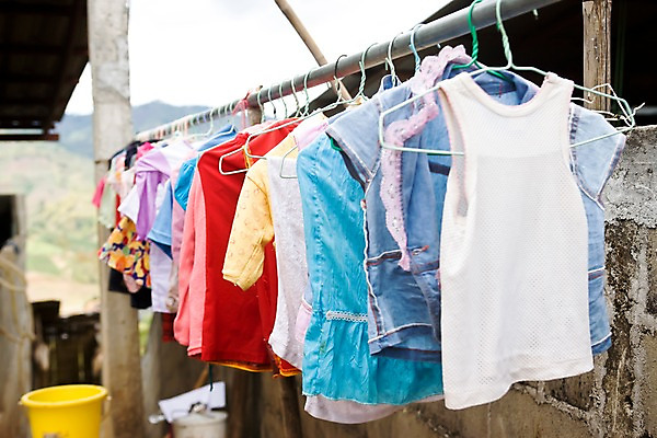 포토 JPG 주간 해외풍경 해외 라이프스타일 옷 아시아 태국 주택 건조 풍경 사람없음 야외 아웃포커스 정원 직물 빨래 빨랫줄 옷걸이 걸림 치앙라이 국내포토 자연요소 나라 줄 가사 모션 촬영기법 건물 생활 파일형식