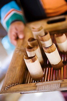 포토 JPG 해외 손 아시아 전통문화 문화 음료 태국 잔 쟁반 실내 들기 목재 아웃포커스 신체부위 차 전통방식 치앙라이 국내포토 나무 전통 식기 나라 재료 모션 촬영기법 사람 내부 파일형식