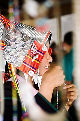 포토 JPG 주간 해외풍경 해외 여자 아시아 태국 미소 사람 풍경 손짓 성인 야외 아웃포커스 전통의상 묶기 치앙라이 여자만 성인여자만 성인만 국내포토 자연요소 전통 나라 모션 촬영기법 표정 파일형식