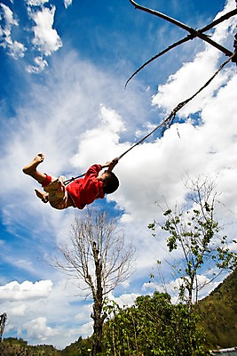 포토 JPG 주간 나무 식물 구름 해외풍경 해외 남자 아시아 어린이 로우앵글 태국 놀이 하늘 한명 사람 풍경 소년 야외 맑음 스윙 그네 치앙라이 남자만 남자한명만 어린이만 소년만 소년한명만 국내포토 자연요소 1 나라 뷰포인트 포즈 날씨 파일형식