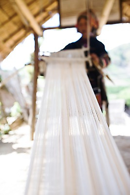 포토 JPG 주간 해외풍경 해외 여자 아시아 공장 태국 실내 사람 풍경 성인 아웃포커스 기구 도구 직물 작업 작업실 실 천 베틀 수공업 전통방식 치앙라이 여자만 성인여자만 성인만 국내포토 자연요소 전통 나라 공업 촬영기법 내부 농기구 파일형식