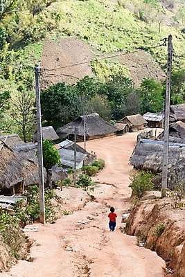 포토 JPG 주간 해외풍경 해외 아시아 길 어린이 고건축 태국 산 주택 한명 사람 풍경 소년 야외 뒷모습 마을 전선 언덕 전봇대 치앙라이 남자만 남자한명만 어린이만 소년만 소년한명만 국내포토 자연요소 1 건축물 공공시설 남자 나라 뷰포인트 건물 파일형식
