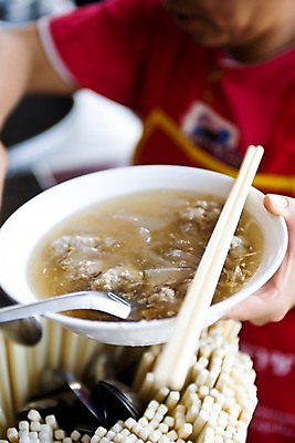 포토 JPG 주간 해외풍경 해외 남자 아시아 음식 젓가락 태국 사람 성인 야외 아웃포커스 상점 식당 숟가락 전통음식 시장 미트볼 상인 국물 노점 치앙라이 남자만 성인남자만 성인만 국내포토 자연요소 전통 나라 촬영기법 수저 풍경 파일형식