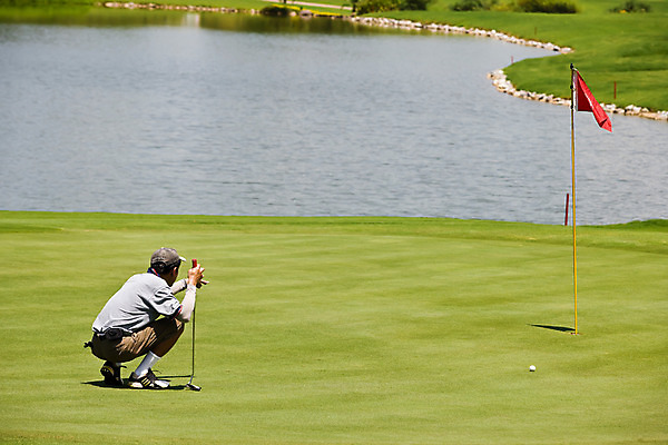 포토 JPG 주간 해외풍경 해외 남자 아시아 호수 스포츠 골프 골프장 태국 필드 한명 사람 풍경 잔디 성인 야외 물 레포츠 맑음 깃발 수면 골퍼 조경 치앙라이 남자만 남자한명만 성인남자만 성인만 국내포토 자연요소 식물 1 나라 스포츠시설 레저 날씨 운동선수 구기 파일형식