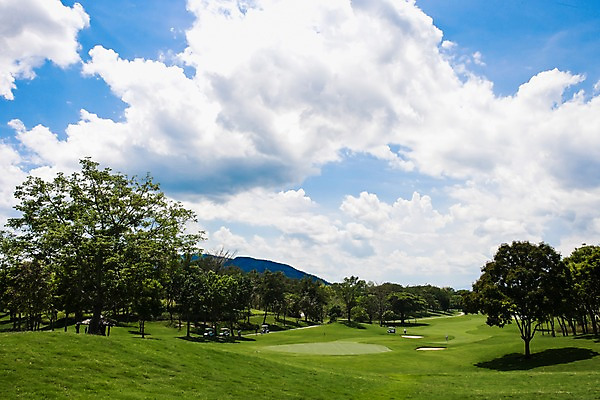 포토 JPG 주간 나무 식물 구름 해외풍경 해외 아시아 스포츠 골프 골프장 태국 필드 하늘 풍경 잔디 사람없음 야외 레포츠 맑음 벙커 골퍼 조경 치앙라이 캐디 성인만 국내포토 자연요소 직업 나라 스포츠시설 레저 날씨 운동선수 구기 파일형식
