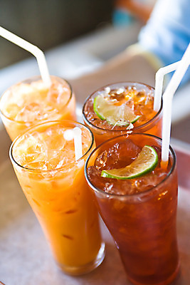 포토 JPG 해외 아시아 음료 음식 조각 과일 태국 탁자 잔 실내 빨대 아웃포커스 컵 얼음 여러개 카페 레몬 라임 아이스커피 아이스티 치앙라이 조각_조소 국내포토 자연요소 식기 나라 커피 가구 다수 촬영기법 내부 상점 조소 파일형식