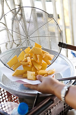 포토 JPG 주간 해외풍경 해외 접시 손 아시아 종이 음식 태국 주방용품 디저트 풍경 야외 신체부위 튀김 도구 시장 노점 치앙라이 국내포토 자연요소 식기 나라 생활용품 사람 상점 파일형식