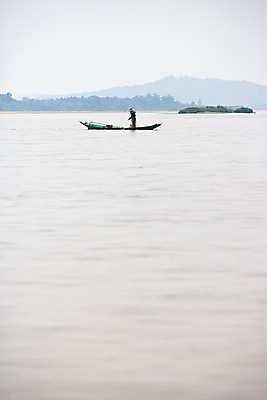 포토 JPG 주간 해외풍경 해외 아시아 수상교통 태국 한명 사람 풍경 야외 아웃포커스 물 강 작업 그물 작업실 어부 흐림 고깃배 치앙라이 선박 국내포토 자연요소 직업 1 나라 교통수단 배_교통 날씨 촬영기법 파일형식