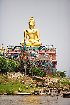 포토 JPG 주간 외국인 해외풍경 해외 건축물 건축 아시아 종교 불교 태국 사람 풍경 여러명 야외 관광지 강 여행객 사찰 사원 불상 메콩강 치앙라이 국내포토 자연요소 나라 여행 다수 비즈니스 종교건축 인종 파일형식