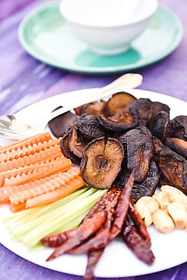 포토 JPG 해외 그릇 접시 아시아 채소 식재료 태국 고추 탁자 잔 실내 사람없음 아웃포커스 식당 버섯 당근 찻잔 홍고추 표고버섯 치앙라이 국내포토 식기 나라 가구 뿌리채소 촬영기법 내부 상점 파일형식