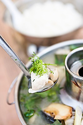 포토 JPG 해외 그릇 아시아 음식 태국 실내 근접촬영 사람없음 아웃포커스 식당 전통음식 용기 수프 해산물 국자 신선로 치앙라이 국내포토 전통 식기 나라 뷰포인트 주방용품 촬영기법 내부 상점 파일형식