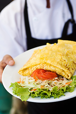 포토 JPG 해외 접시 손 아시아 음식 채소 태국 실내 요리 들기 아웃포커스 신체부위 상점 식당 계란 요리사 샐러드 부침 치앙라이 국내포토 직업 식기 나라 모션 촬영기법 사람 내부 알 파일형식