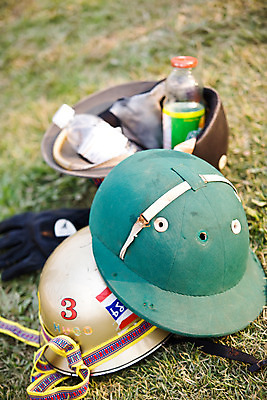 포토 JPG 주간 모자 해외풍경 해외 아시아 스포츠용품 장갑 태국 레저 잔디 초원 사람없음 야외 아웃포커스 레포츠 물병 오브젝트 치앙라이 국내포토 자연요소 식물 잡화 나라 스포츠 촬영기법 풍경 물통 파일형식