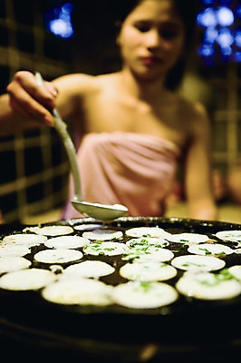 포토 JPG 해외풍경 해외 여자 아시아 음식 태국 디저트 실내 틀 한명 사람 아웃포커스 상점 식당 작업 작업실 국자 반죽 풀빵 여자만 여자한명만 국내포토 1 나라 빵 주방용품 촬영기법 풍경 내부 파일형식