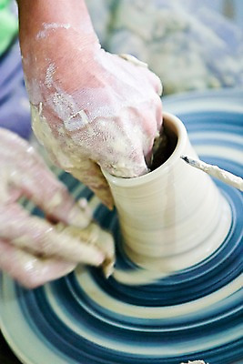 포토 JPG 해외풍경 해외 손 아시아 실내 필리핀 사람 손짓 아웃포커스 신체부위 도구 작업 도자기 작업실 공예 수공예 도공 물레 전통방식 국내포토 전통 나라 모션 촬영기법 풍경 취미 내부 동남아시아 파일형식