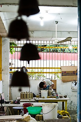 포토 JPG 외국인 해외풍경 해외 남자 아시아 실내 필리핀 한명 사람 풍경 아웃포커스 작업 도자기 작업실 작업장 공예 공예품 수공예 도공 작업대 전통방식 남자만 남자한명만 국내포토 1 전통 나라 산업 촬영기법 인종 취미 내부 동남아시아 파일형식