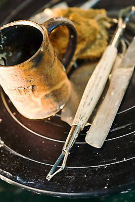 포토 JPG 해외풍경 해외 아시아 실내 필리핀 사람없음 아웃포커스 컵 머그컵 도구 도자기 칼 공예 수공예 조각칼 물레 작업대 전통방식 국내포토 전통 식기 나라 촬영기법 풍경 취미 내부 동남아시아 파일형식