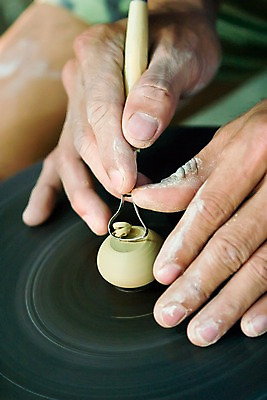 포토 JPG 해외풍경 해외 손 아시아 실내 필리핀 사람 손짓 아웃포커스 신체부위 도구 작업 도자기 작업실 공예 수공예 도공 물레 전통방식 국내포토 전통 나라 모션 촬영기법 풍경 취미 내부 동남아시아 파일형식