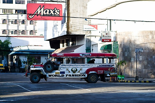 포토 JPG 주간 외국인 전통 해외풍경 해외 아시아 육상교통 교통수단 교통 대중교통 주택 간판 필리핀 사람 야외 건물 도시풍경 운전 도시 운전사 승객 지프니 국내포토 자연요소 직업 건축물 나라 모션 인종 풍경 동남아시아 파일형식