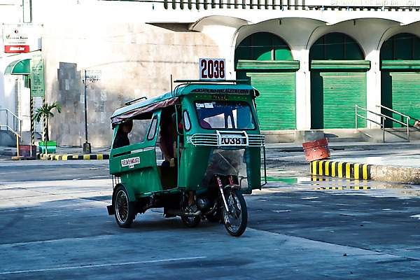 포토 JPG 주간 해외풍경 해외 여자 남자 아시아 교통수단 한대 대중교통 주택 필리핀 사람 풍경 여러명 야외 건물 관광지 도시풍경 여행객 운전 도시 운전사 휴양지 승객 트라이씨클 국내포토 자연요소 직업 1 건축물 나라 여행 다수 교통 모션 동남아시아 장소 파일형식