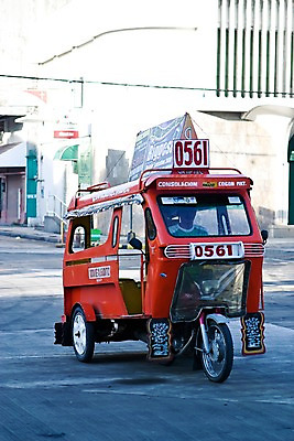 포토 JPG 주간 해외풍경 해외 남자 아시아 교통수단 한대 대중교통 주택 필리핀 한명 사람 풍경 야외 건물 관광지 도시풍경 운전 도시 운전사 휴양지 트라이씨클 남자만 남자한명만 국내포토 자연요소 직업 1 건축물 나라 여행 교통 모션 동남아시아 장소 파일형식