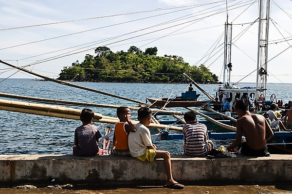 포토 JPG 주간 나무 구름 해외풍경 해외 아시아 어린이 바다 섬 수상교통 하늘 필리핀 사람 풍경 여러명 야외 관광지 항구 맑음 수영 휴양지 방카 돛대 선박 어린이만 국내포토 자연요소 식물 나라 교통수단 여행 다수 배_교통 교통시설 날씨 동남아시아 장소 수상스포츠 파일형식