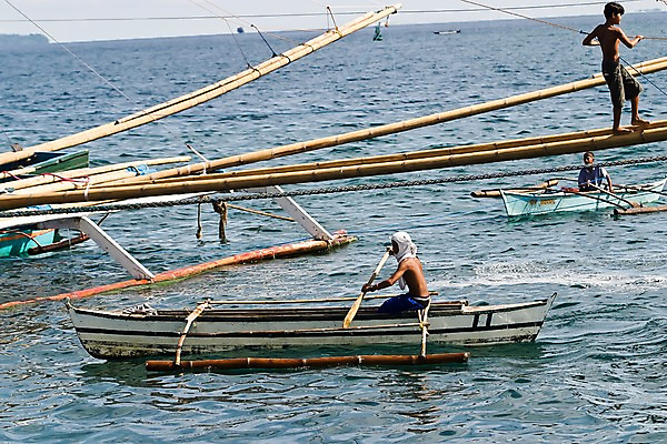 포토 JPG 주간 전통 해외풍경 해외 아시아 어린이 바다 수상교통 필리핀 사람 풍경 야외 세명 관광지 묶기 정박 휴양지 방카 돛대 전통방식 선박 어린이만 국내포토 자연요소 나라 교통수단 여행 배_교통 모션 동남아시아 장소 파일형식