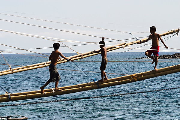 포토 JPG 주간 해외풍경 해외 아시아 어린이 바다 수상교통 하늘 필리핀 사람 풍경 야외 세명 관광지 묶기 정박 휴양지 방카 돛대 선박 어린이만 국내포토 자연요소 나라 교통수단 여행 배_교통 모션 동남아시아 장소 파일형식