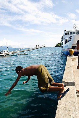 포토 JPG 주간 구름 해외풍경 해외 아시아 어린이 바다 수상교통 하늘 필리핀 사람 풍경 여러명 야외 관광지 여행객 맑음 묶기 정박 휴양지 다이빙 방카 선박 어린이만 국내포토 자연요소 나라 교통수단 여행 다수 배_교통 모션 날씨 수영 동남아시아 장소 수중스포츠 파일형식