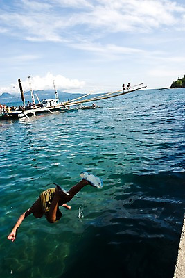 포토 JPG 주간 구름 해외풍경 해외 아시아 어린이 바다 수상교통 하늘 필리핀 사람 풍경 여러명 야외 관광지 여행객 맑음 휴양지 다이빙 방카 선박 어린이만 국내포토 자연요소 나라 교통수단 여행 다수 배_교통 날씨 수영 동남아시아 장소 수중스포츠 파일형식