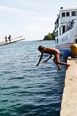 포토 JPG 주간 구름 해외풍경 해외 아시아 어린이 바다 수상교통 하늘 필리핀 사람 풍경 야외 세명 관광지 여행객 맑음 묶기 정박 휴양지 다이빙 방카 벌거벗은 선박 어린이만 국내포토 자연요소 나라 교통수단 여행 배_교통 모션 날씨 수영 동남아시아 장소 수중스포츠 파일형식