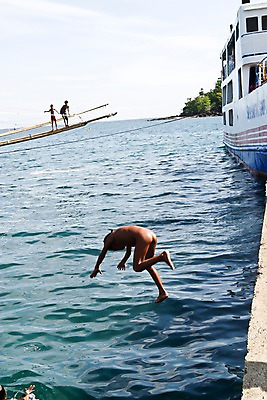포토 JPG 주간 구름 해외풍경 해외 아시아 어린이 바다 수상교통 하늘 필리핀 사람 풍경 여러명 야외 관광지 여행객 맑음 묶기 정박 휴양지 다이빙 방카 벌거벗은 선박 어린이만 국내포토 자연요소 나라 교통수단 여행 다수 배_교통 모션 날씨 수영 동남아시아 장소 수중스포츠 파일형식