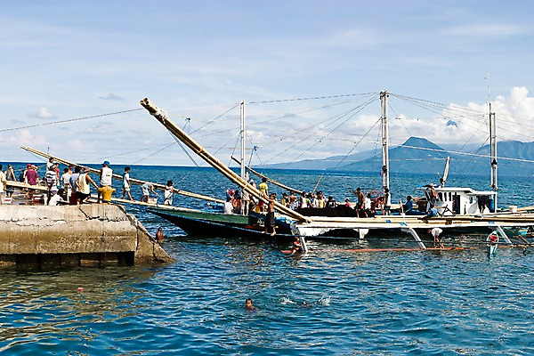 포토 JPG 주간 구름 해외풍경 해외 아시아 어린이 바다 수상교통 하늘 필리핀 사람 풍경 여러명 야외 관광지 여행객 항구 맑음 수영 휴양지 방카 선박 어린이만 국내포토 자연요소 나라 교통수단 여행 다수 배_교통 교통시설 날씨 동남아시아 장소 수상스포츠 파일형식