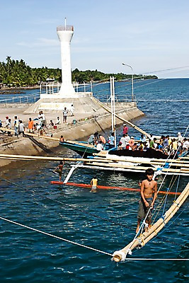 포토 JPG 주간 구름 해외풍경 해외 아시아 바다 수상교통 하늘 등대 필리핀 사람 풍경 여러명 야외 관광지 여행객 항구 맑음 휴양지 방카 선박 국내포토 자연요소 나라 교통수단 여행 다수 배_교통 교통시설 날씨 동남아시아 장소 파일형식