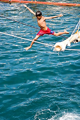 포토 JPG 주간 구름 해외풍경 해외 남자 아시아 어린이 바다 수상교통 하늘 필리핀 한명 사람 풍경 야외 관광지 여행객 맑음 휴양지 다이빙 방카 선박 남자만 남자한명만 어린이만 소년만 소년한명만 국내포토 자연요소 1 나라 교통수단 여행 배_교통 날씨 수영 동남아시아 장소 수중스포츠 파일형식
