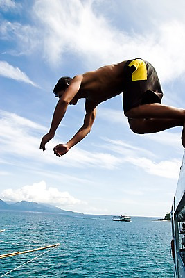 포토 JPG 주간 구름 해외풍경 해외 아시아 어린이 바다 수상교통 하늘 필리핀 한명 사람 풍경 야외 관광지 여행객 맑음 휴양지 다이빙 방카 선박 어린이만 국내포토 자연요소 1 나라 교통수단 여행 배_교통 날씨 수영 동남아시아 장소 수중스포츠 파일형식