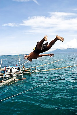 포토 JPG 주간 구름 해외풍경 해외 아시아 어린이 바다 수상교통 하늘 필리핀 사람 풍경 여러명 야외 관광지 여행객 맑음 휴양지 다이빙 방카 선박 어린이만 국내포토 자연요소 나라 교통수단 여행 다수 배_교통 날씨 수영 동남아시아 장소 수중스포츠 파일형식