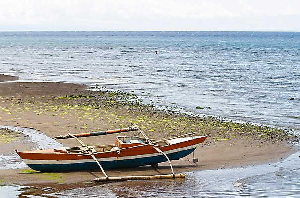 포토 JPG 주간 해외풍경 해외 아시아 바다 수상교통 한대 자연 하늘 필리핀 풍경 해변 사람없음 야외 목재 수면 정박 방카 전통방식 선박 국내포토 자연요소 나무 1 전통 나라 교통수단 배_교통 재료 물 동남아시아 생태계 파일형식