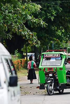 포토 JPG 주간 해외풍경 해외 여자 남자 아시아 교통수단 한대 대중교통 필리핀 사람 풍경 여러명 야외 뒷모습 관광지 도시풍경 여행객 운전 도시 보행자 운전사 휴양지 승객 트라이씨클 국내포토 자연요소 직업 1 나라 뷰포인트 여행 다수 교통 모션 동남아시아 장소 파일형식