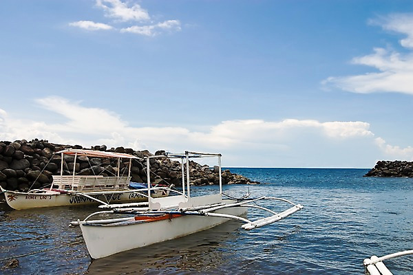 포토 JPG 주간 구름 해외풍경 해외 아시아 바다 수상교통 자연 하늘 필리핀 풍경 사람없음 야외 맑음 수면 정박 방파제 두대 방카 전통방식 선박 국내포토 자연요소 전통 공공시설 나라 교통수단 2 배_교통 날씨 물 동남아시아 생태계 파일형식
