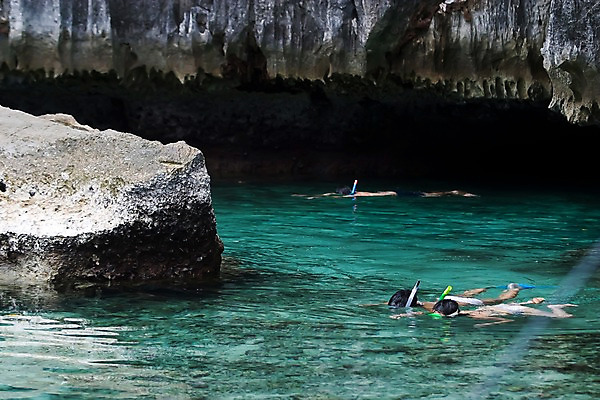 포토 JPG 주간 해외풍경 해외 남자 수영복 아시아 어린이 스포츠 바다 백그라운드 자연 레저 필리핀 사람 풍경 야외 세명 수영 돌_바위 바위 수상스포츠 스노클링 동굴 물안경 잠수 휴양지 팔라완 남자만 어린이만 소년만 국내포토 자연요소 옷 나라 동남아시아 장소 생태계 수영용품 파일형식