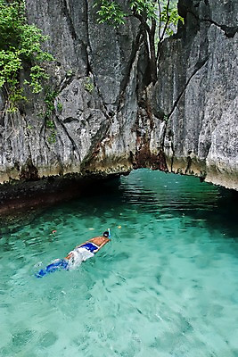 포토 JPG 주간 나무 식물 해외풍경 해외 남자 수영복 아시아 스포츠 바다 백그라운드 자연 레저 필리핀 한명 사람 풍경 야외 수영 돌_바위 바위 수상스포츠 스노클링 동굴 물안경 오리발 잠수 휴양지 팔라완 남자만 남자한명만 국내포토 자연요소 1 옷 나라 동남아시아 장소 생태계 수영용품 파일형식