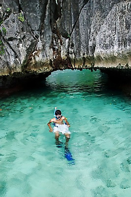 포토 JPG 주간 해외풍경 해외 남자 수영복 아시아 스포츠 바다 백그라운드 자연 레저 필리핀 한명 사람 풍경 야외 수영 돌_바위 바위 수상스포츠 스노클링 동굴 물안경 오리발 잠수 휴양지 팔라완 남자만 남자한명만 국내포토 자연요소 1 옷 나라 동남아시아 장소 생태계 수영용품 파일형식