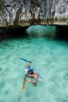 포토 JPG 주간 나무 식물 해외풍경 해외 남자 수영복 아시아 스포츠 바다 백그라운드 자연 레저 필리핀 한명 사람 풍경 야외 수영 돌_바위 바위 수상스포츠 스노클링 동굴 물안경 오리발 잠수 휴양지 팔라완 남자만 남자한명만 국내포토 자연요소 1 옷 나라 동남아시아 장소 생태계 수영용품 파일형식