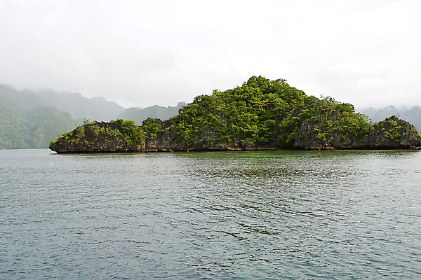 포토 JPG 주간 나무 식물 해외풍경 해외 아시아 바다 섬 자연 하늘 필리핀 풍경 사람없음 야외 돌_바위 바위 수면 코론섬 팔라완 국내포토 자연요소 나라 물 동남아시아 생태계 파일형식