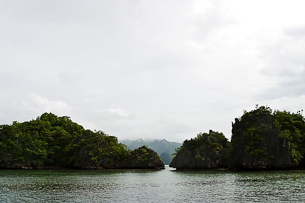 포토 JPG 주간 나무 식물 구름 해외풍경 해외 아시아 바다 섬 자연 하늘 필리핀 풍경 사람없음 야외 돌_바위 바위 수면 흐림 부표 코론섬 팔라완 국내포토 자연요소 나라 날씨 물 동남아시아 생태계 파일형식